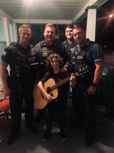 Cảnh sát Mỹ tặng cây ghitar cho cậu bé bị bắt nạt