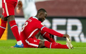 NHM Liverpool lo lắng khi Sadio Mane phải rời sân sớm khi thi đấu