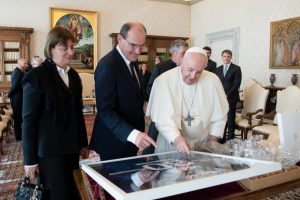 Pháp tặng Giáo hoàng chiếc áo đấu PSG của Lionel Messi