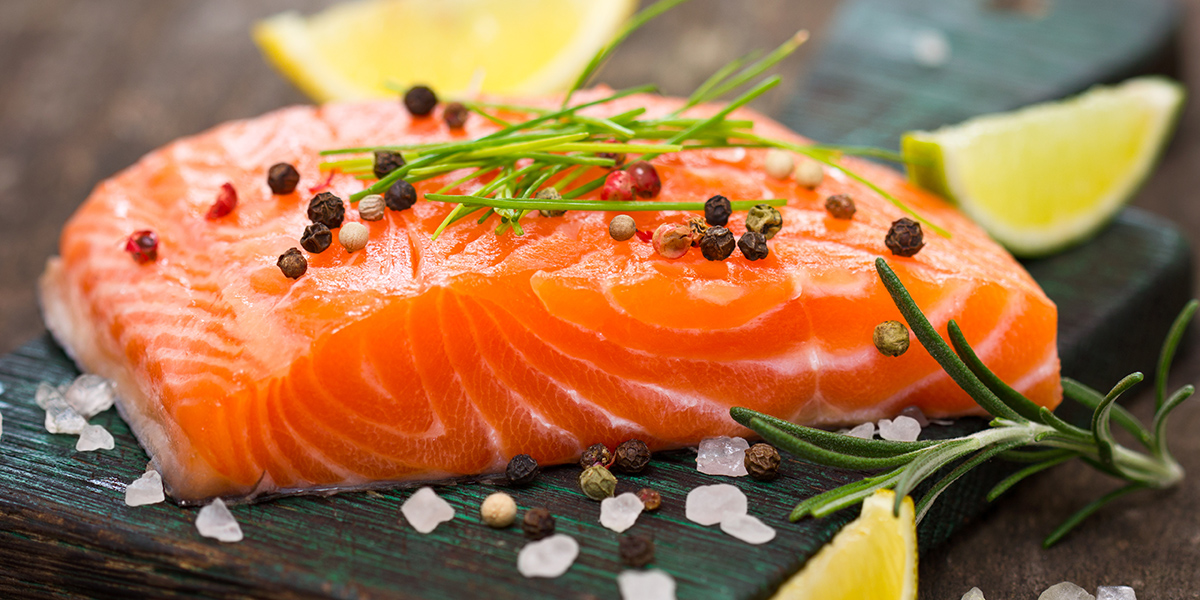 Omega-3 có trong thịt cá giúp giảm nguy cơ mắc các bệnh liên quan đến lượng cholesterol cao trong máu.