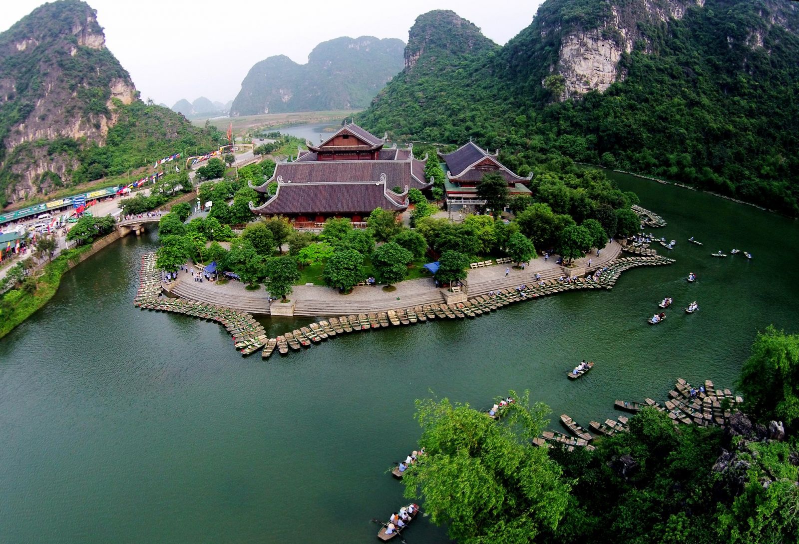 Những địa điểm du lịch nổi tiếng hàng đầu tại Việt Nam