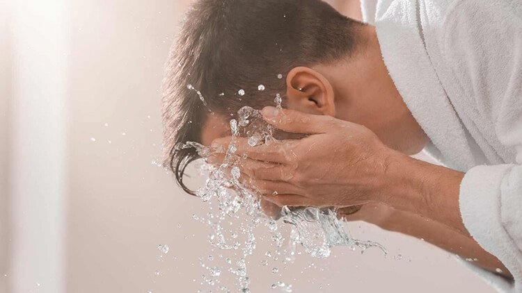 Rửa mặt với nước lạnh sẽ làm giảm cảm giác khó chịu cho mắt