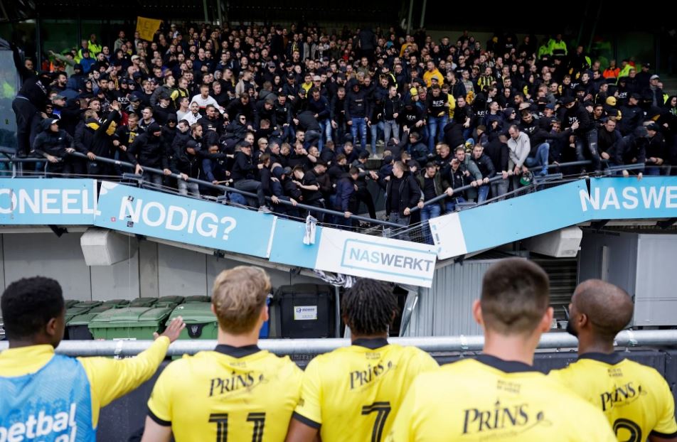 Màn sập khán đài ăn mừng chiến thắng "đi vào lòng đất" của fan Vitesse